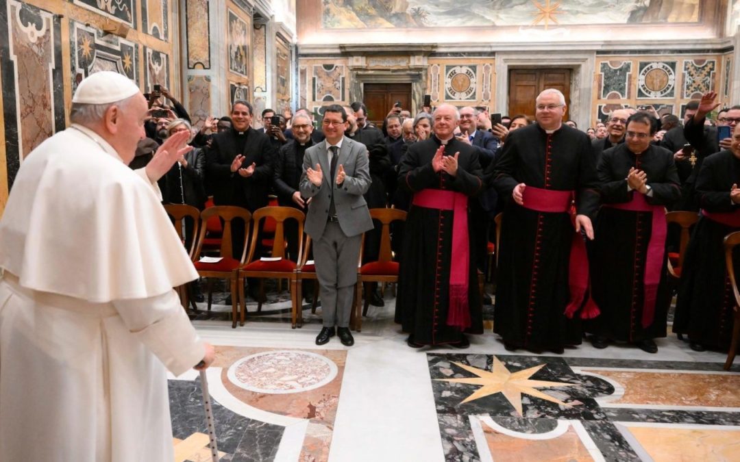 El Papa a canonistas: Para juzgar bien se necesita escucha, ciencia y oración